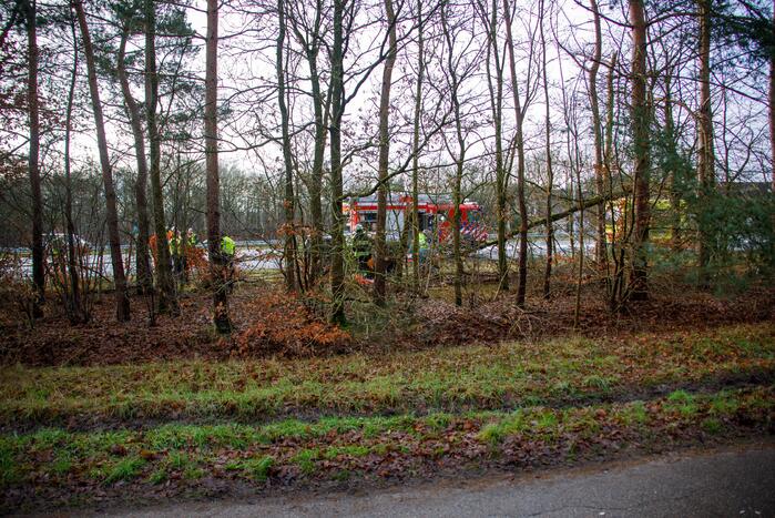 Auto vliegt uit de bocht en belandt op zijn kant