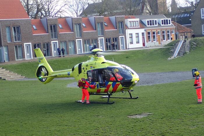 Traumahelikopter landt op grasveld voor incident