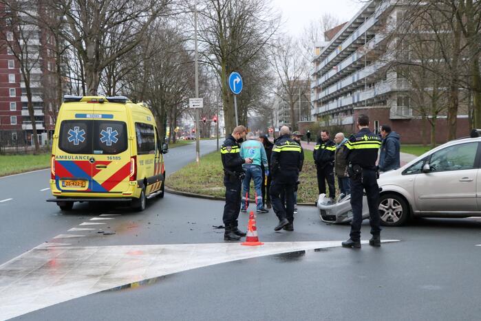Personenauto heeft schade na aanrijding met scooter