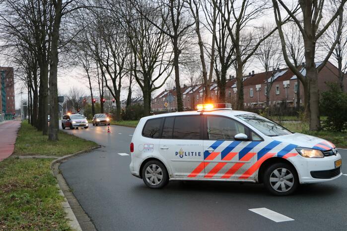Personenauto heeft schade na aanrijding met scooter