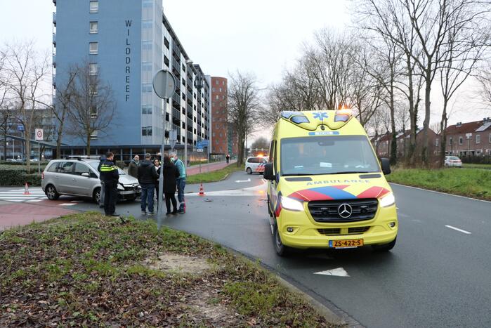 Personenauto heeft schade na aanrijding met scooter