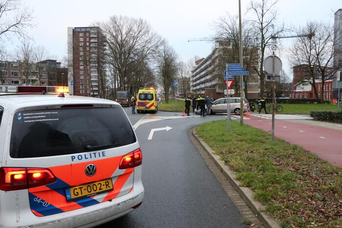 Personenauto heeft schade na aanrijding met scooter