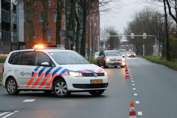 Personenauto heeft schade na aanrijding met scooter