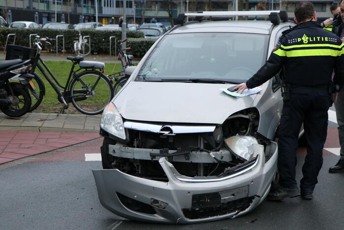 Personenauto heeft schade na aanrijding met scooter