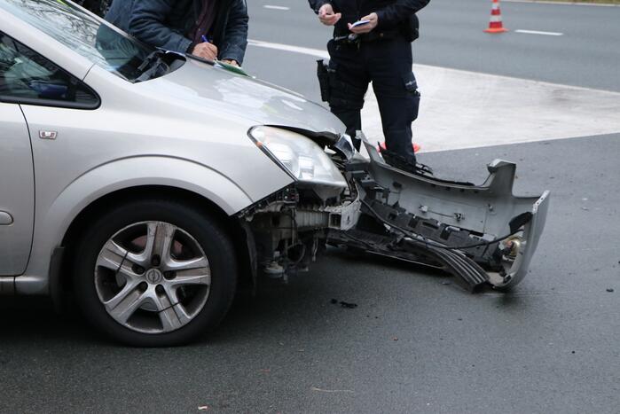 Personenauto heeft schade na aanrijding met scooter