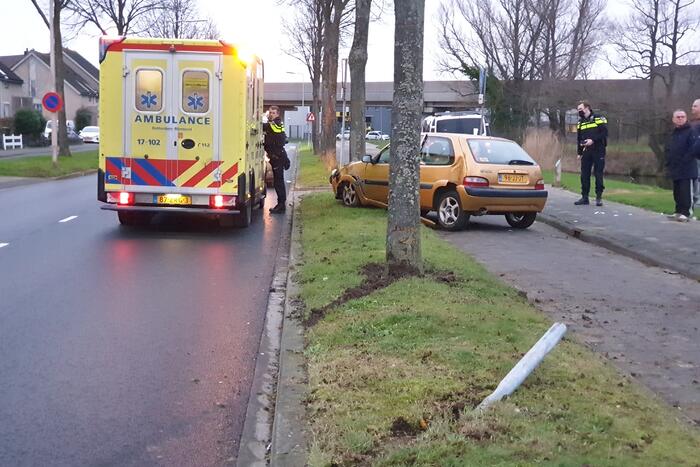 Bestuurder raakt macht over het stuur kwijt en ramt boom