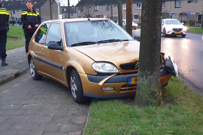Bestuurder raakt macht over het stuur kwijt en ramt boom
