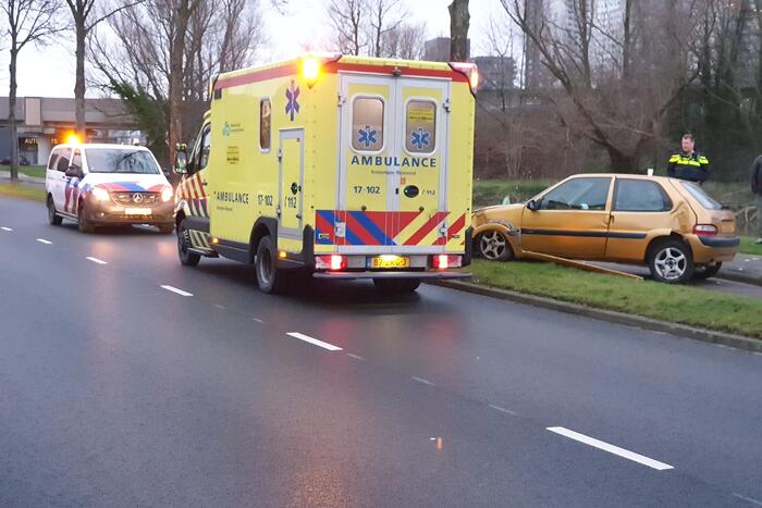 Bestuurder raakt macht over het stuur kwijt en ramt boom