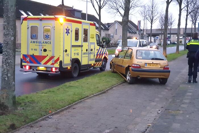 Bestuurder raakt macht over het stuur kwijt en ramt boom