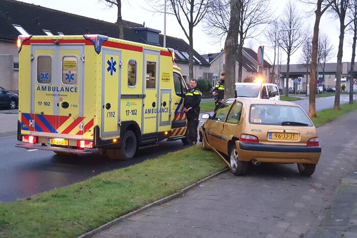 Bestuurder raakt macht over het stuur kwijt en ramt boom