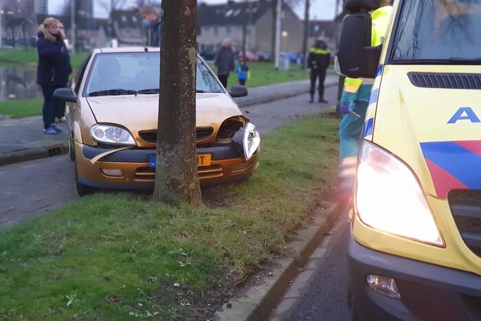 Bestuurder raakt macht over het stuur kwijt en ramt boom