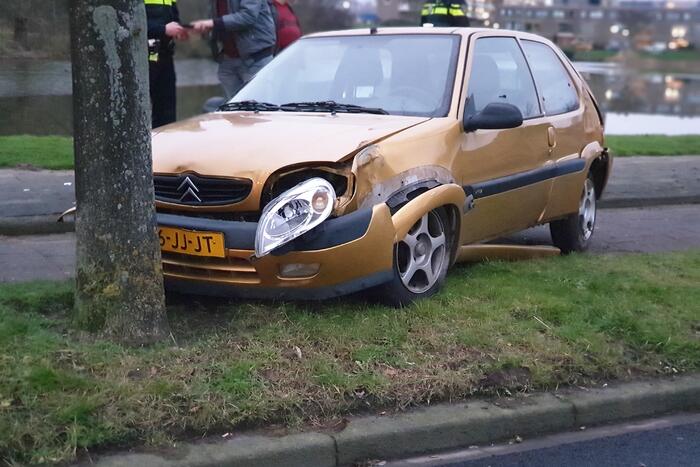 Bestuurder raakt macht over het stuur kwijt en ramt boom