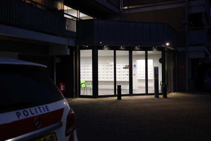 Grondstoffen voor drugs-productie in flatwoning aangetroffen