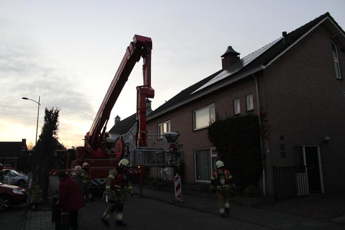 Brandweer veegt schoorsteen na schoorsteenbrand