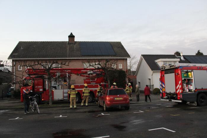 Brandweer veegt schoorsteen na schoorsteenbrand