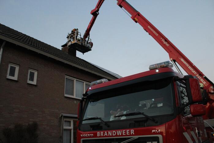 Brandweer veegt schoorsteen na schoorsteenbrand