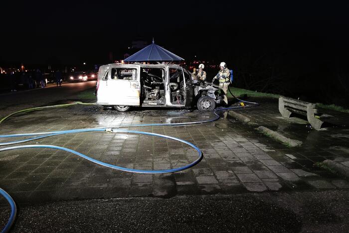 Twee voertuigen uitgebrand door kortsluiting