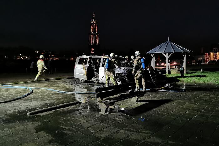 Twee voertuigen uitgebrand door kortsluiting