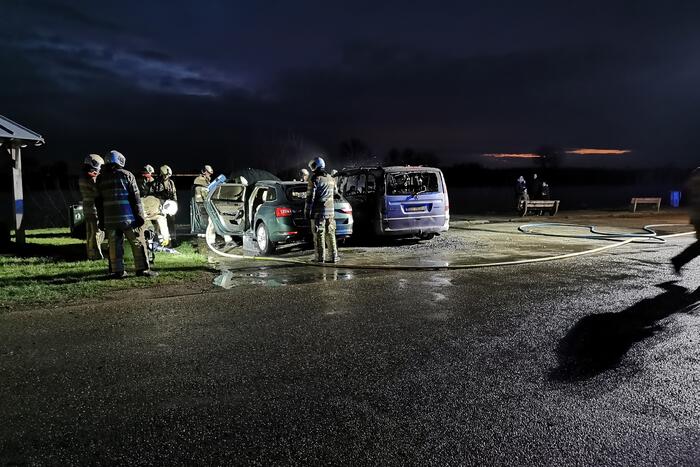 Twee voertuigen uitgebrand door kortsluiting