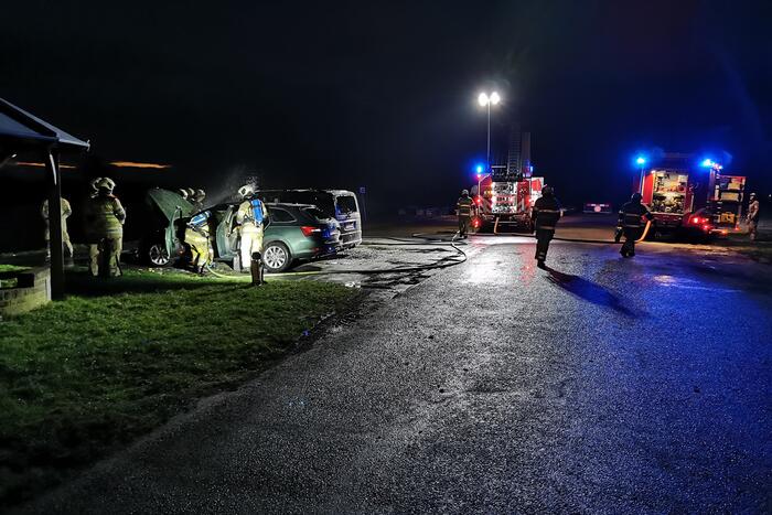 Twee voertuigen uitgebrand door kortsluiting