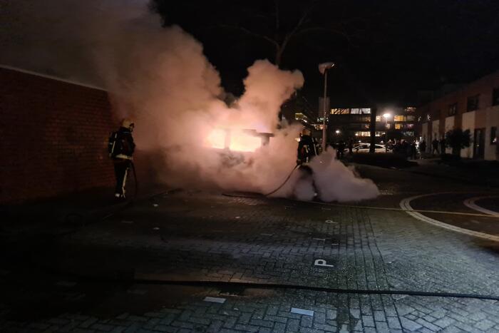 Bestelbus volledig verwoest door brand