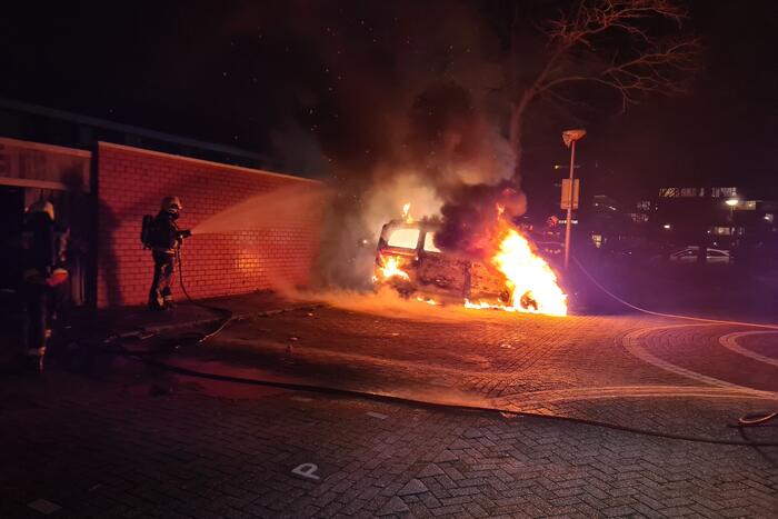 Bestelbus volledig verwoest door brand