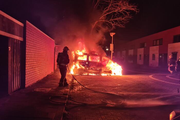 Bestelbus volledig verwoest door brand