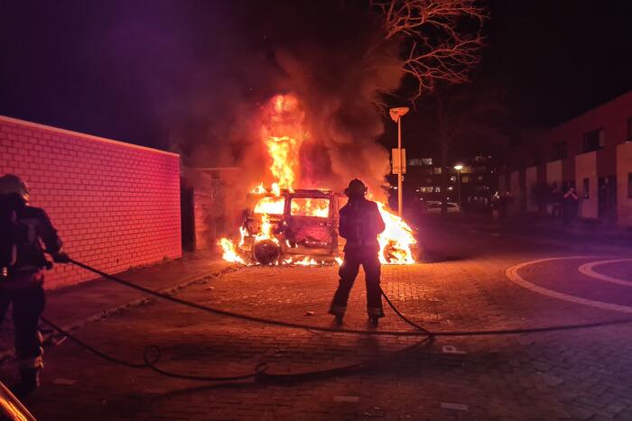 Bestelbus volledig verwoest door brand