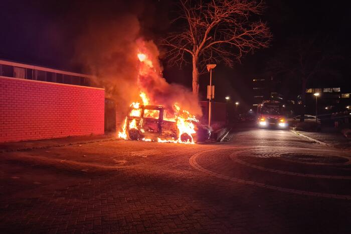 Bestelbus volledig verwoest door brand