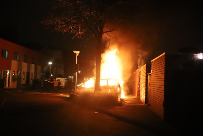 Bestelbus volledig verwoest door brand