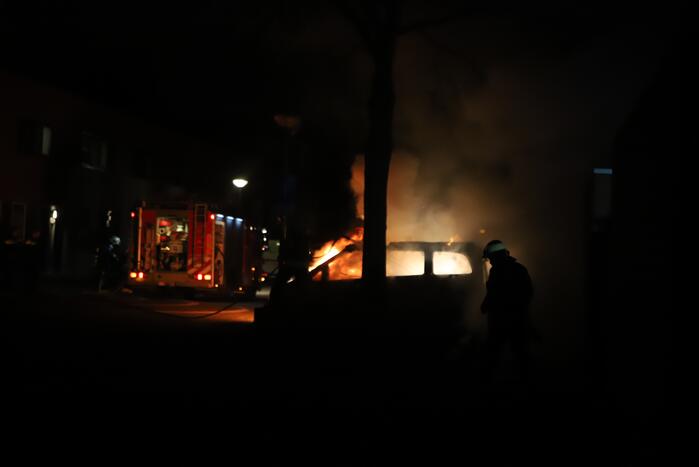 Bestelbus volledig verwoest door brand