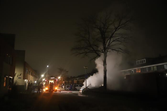 Bestelbus volledig verwoest door brand
