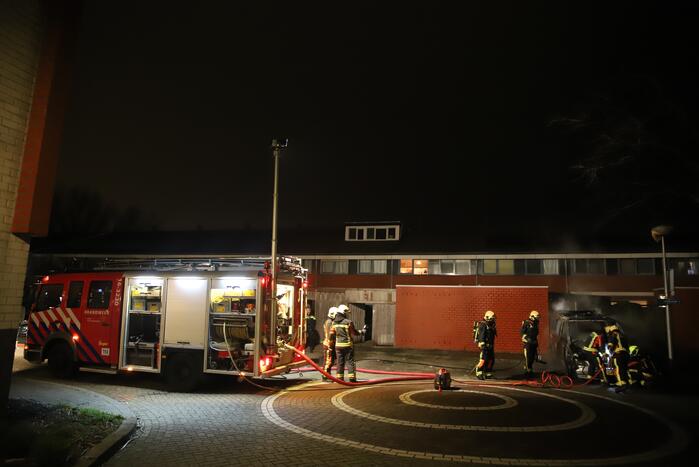 Bestelbus volledig verwoest door brand
