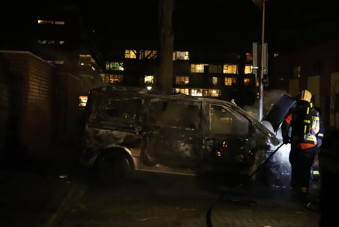 Bestelbus volledig verwoest door brand