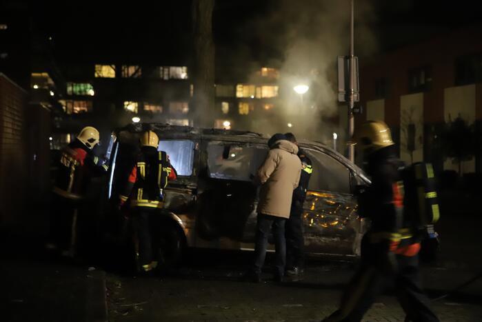 Bestelbus volledig verwoest door brand