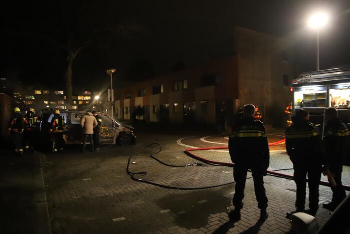 Bestelbus volledig verwoest door brand