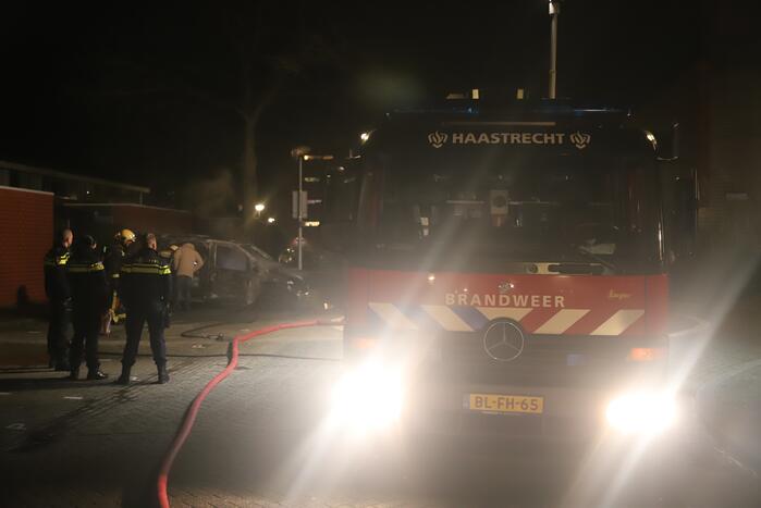 Bestelbus volledig verwoest door brand