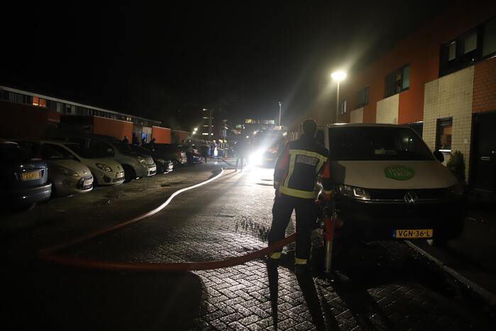 Bestelbus volledig verwoest door brand