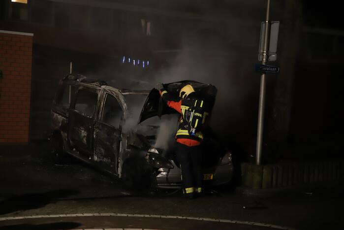 Bestelbus volledig verwoest door brand
