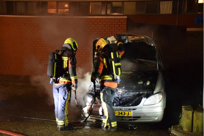 Bestelbus volledig verwoest door brand