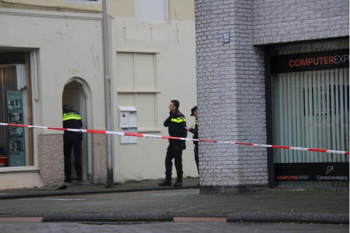 Straat afgezet en grote politie-inzet voor verward persoon