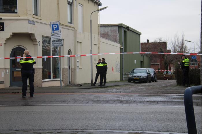 Straat afgezet en grote politie-inzet voor verward persoon