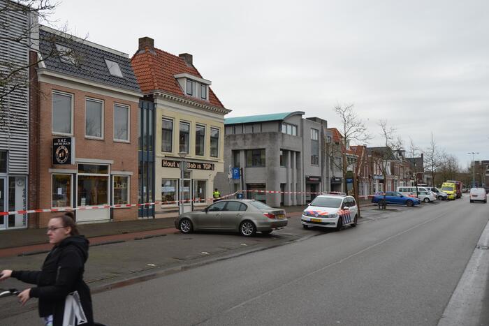 Straat afgezet en grote politie-inzet voor verward persoon