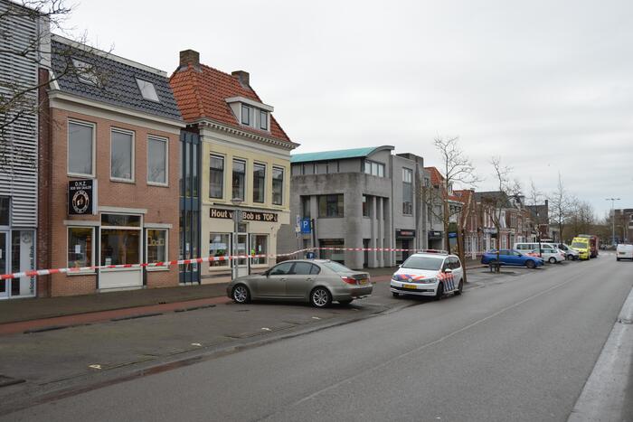 Straat afgezet en grote politie-inzet voor verward persoon