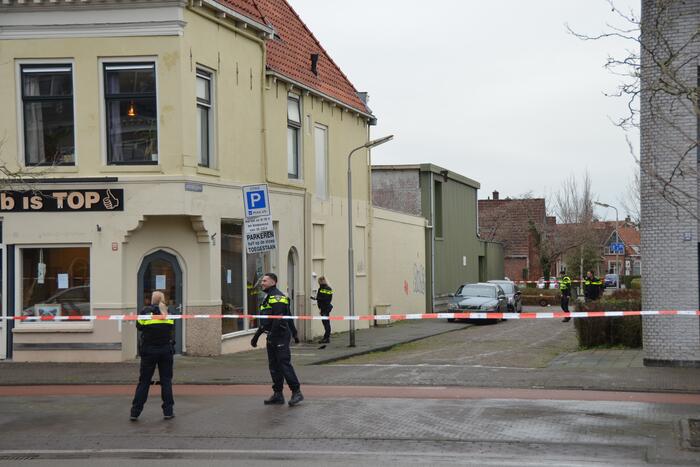 Straat afgezet en grote politie-inzet voor verward persoon