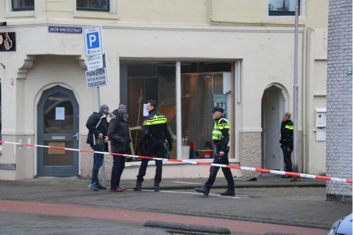 Straat afgezet en grote politie-inzet voor verward persoon