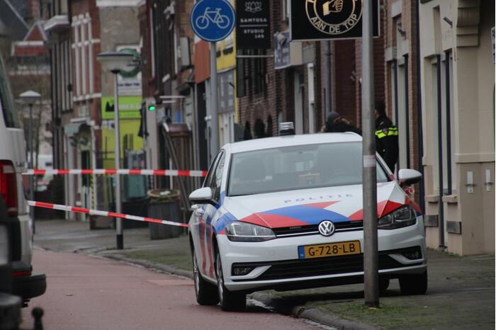 Straat afgezet en grote politie-inzet voor verward persoon