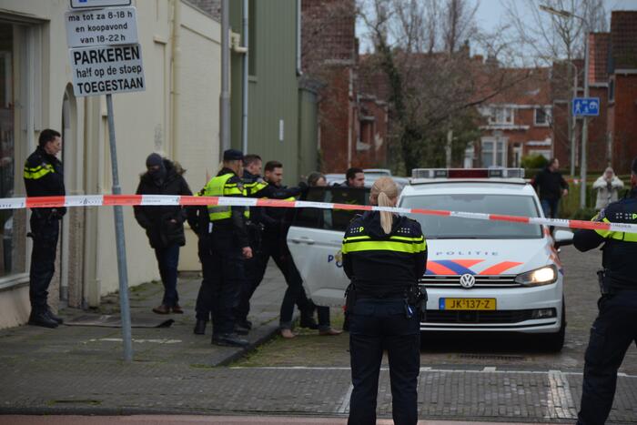 Straat afgezet en grote politie-inzet voor verward persoon
