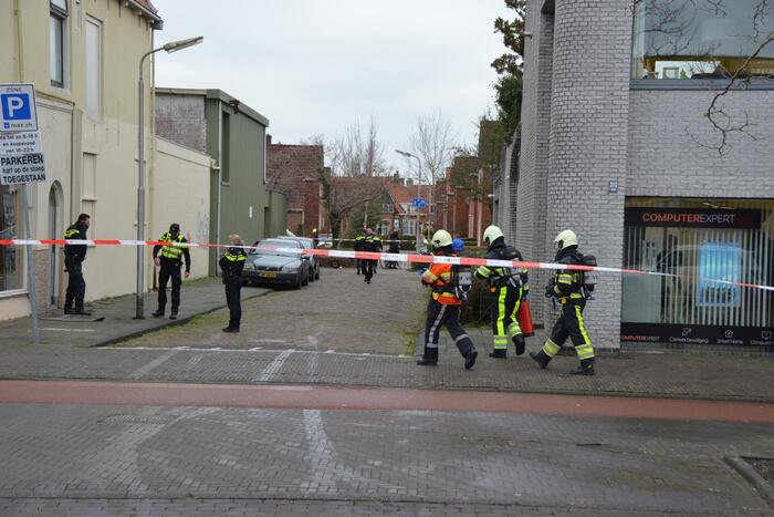 Straat afgezet en grote politie-inzet voor verward persoon
