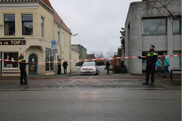 Straat afgezet en grote politie-inzet voor verward persoon